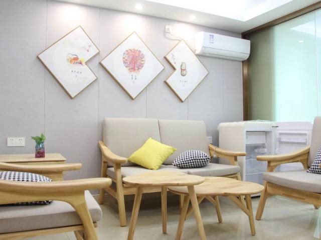 為了保障孕產(chǎn)婦分娩、住院期間的安全，我院單間套房、日消管理讓母嬰都能夠安心休養(yǎng)